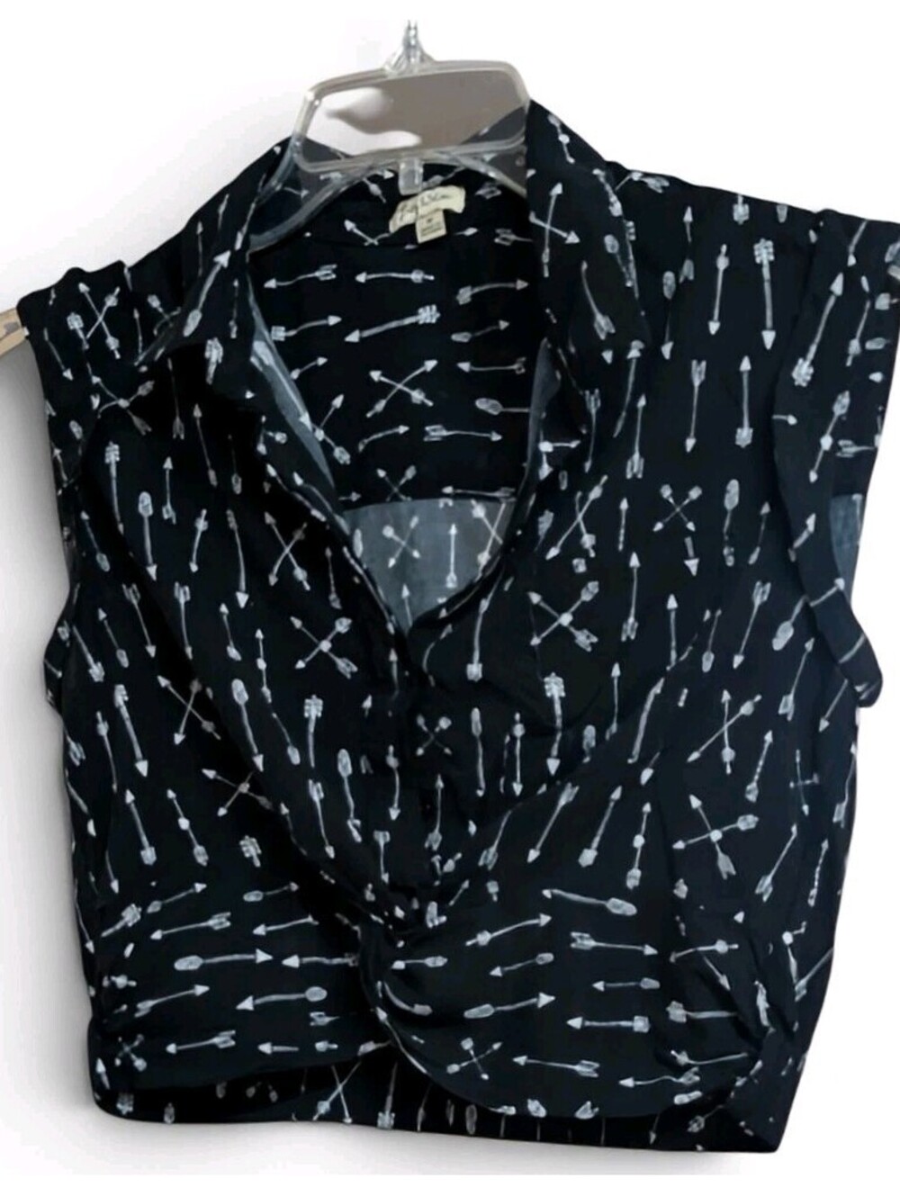 Lily White Medium Black Arrow Print Sleeveless Tie Front Collared Rayon Blouse